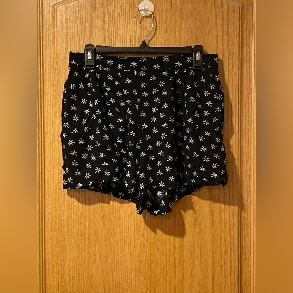H&M Women’s Size 8 Black & Light Green Palm Tree Print Shorts w/Pockets